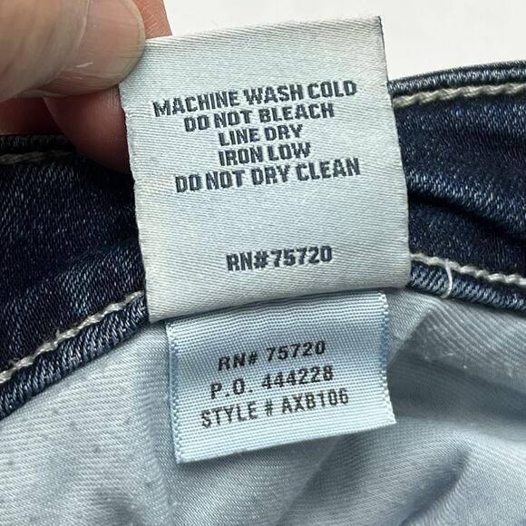 BKE Buckle Jeans Women's 30 Blue Victoria Universal Fit Mid Rise Stretch Cropped - Picture 11 of 12